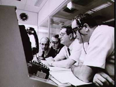 NASA officials confer over fate of Apollo 13